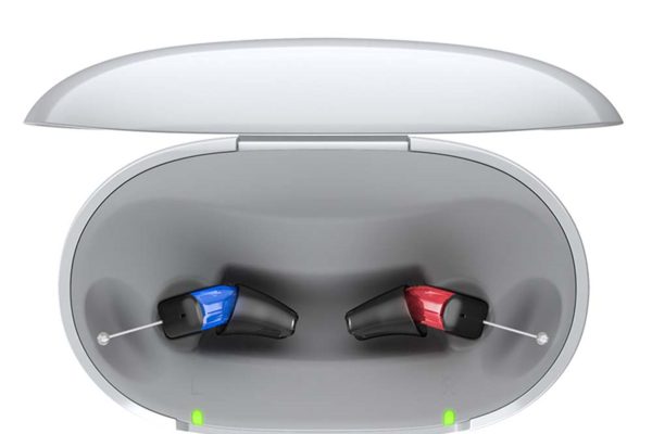 Signia Silk Charge&Go IX işitme cihazları açık şarj kutusunda