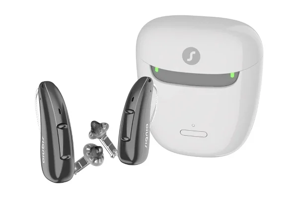 Signia Pure Charge&Go işitme cihazı çifti ve güncel Pure şarj kiti